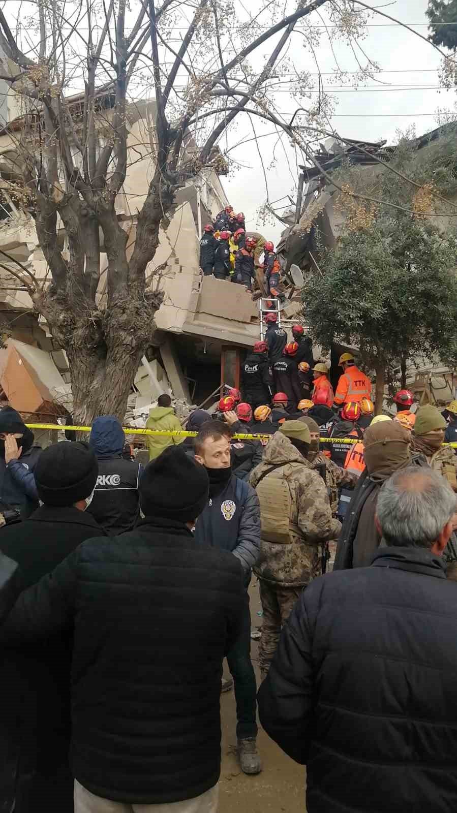 Hatay Gazi Mahallesi’ndeki Enkazdan 3 Ceset Çıkartıldı