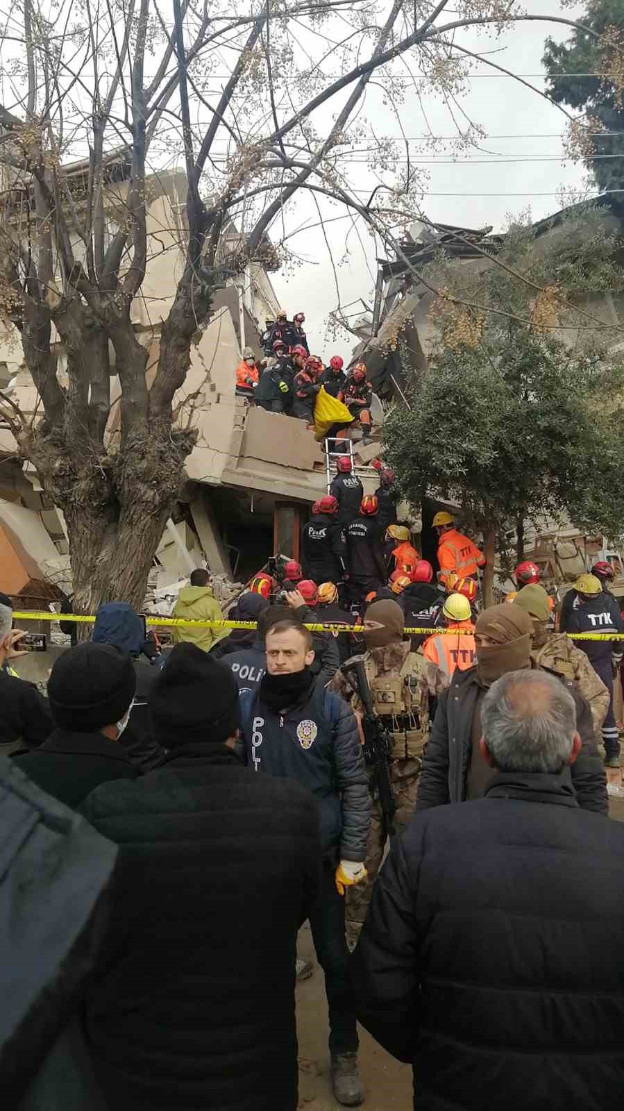 Hatay Gazi Mahallesi’ndeki Enkazdan 3 Ceset Çıkartıldı