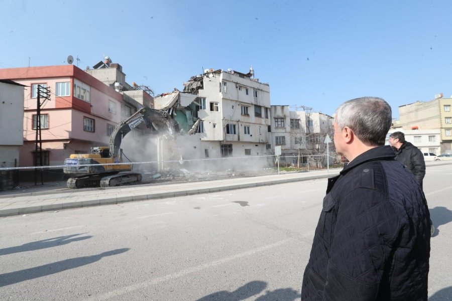 Ağır Hasarlı Olan Evlerin Yıkım Çalışmaları Sürüyor