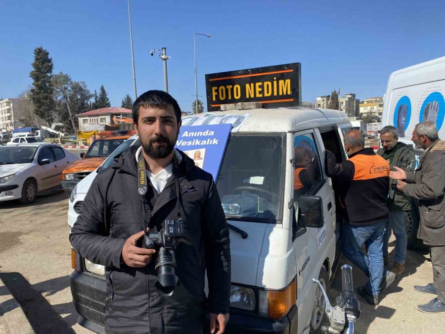 Yıkılan Dükkandan Kurtardıkları Malzeme Ve Fotoğraf Makinesiyle Mobil Fotoğrafçı Kurdular