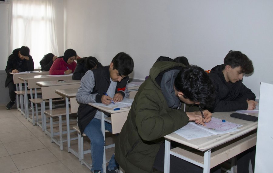 Mersin’de Depremzede Öğrenciler Kurs Merkezlerinde Sınava Hazırlanıyor