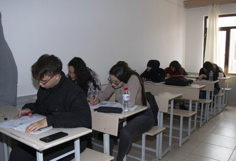 Mersin’de Depremzede Öğrenciler Kurs Merkezlerinde Sınava Hazırlanıyor