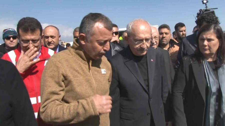 Kemal Kılıçdaroğlu Kocaeli Belediyesi’nin Kurduğu Çadır Kenti Ziyaret Etti