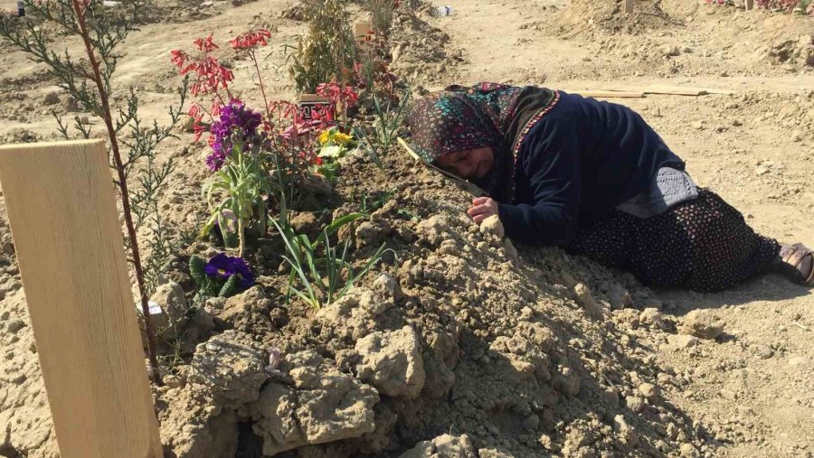 Depremde Ailesini Kaybeden Annenin Feryadı