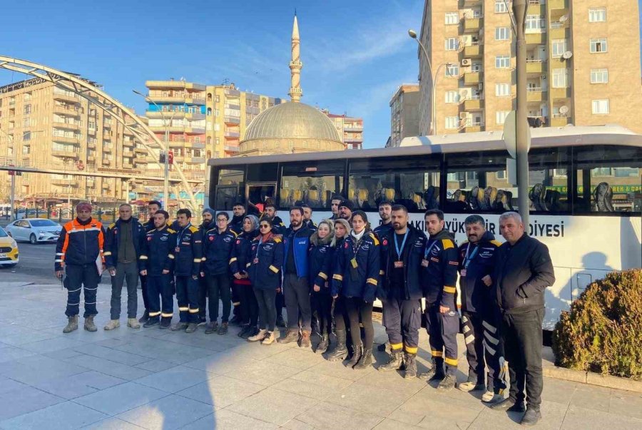 Afad Gönüllüleri Deprem Bölgesinde Yaraları Sarmaya Devam Ediyor