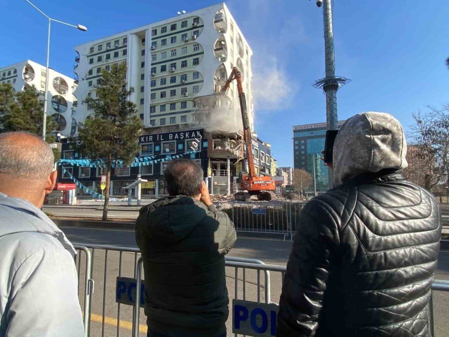 Birçok Kişiye Mezar Olan Diyar Galeri İş Merkezinin Yıkımına Başlandı