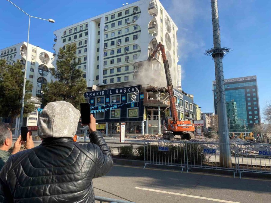 Birçok Kişiye Mezar Olan Diyar Galeri İş Merkezinin Yıkımına Başlandı