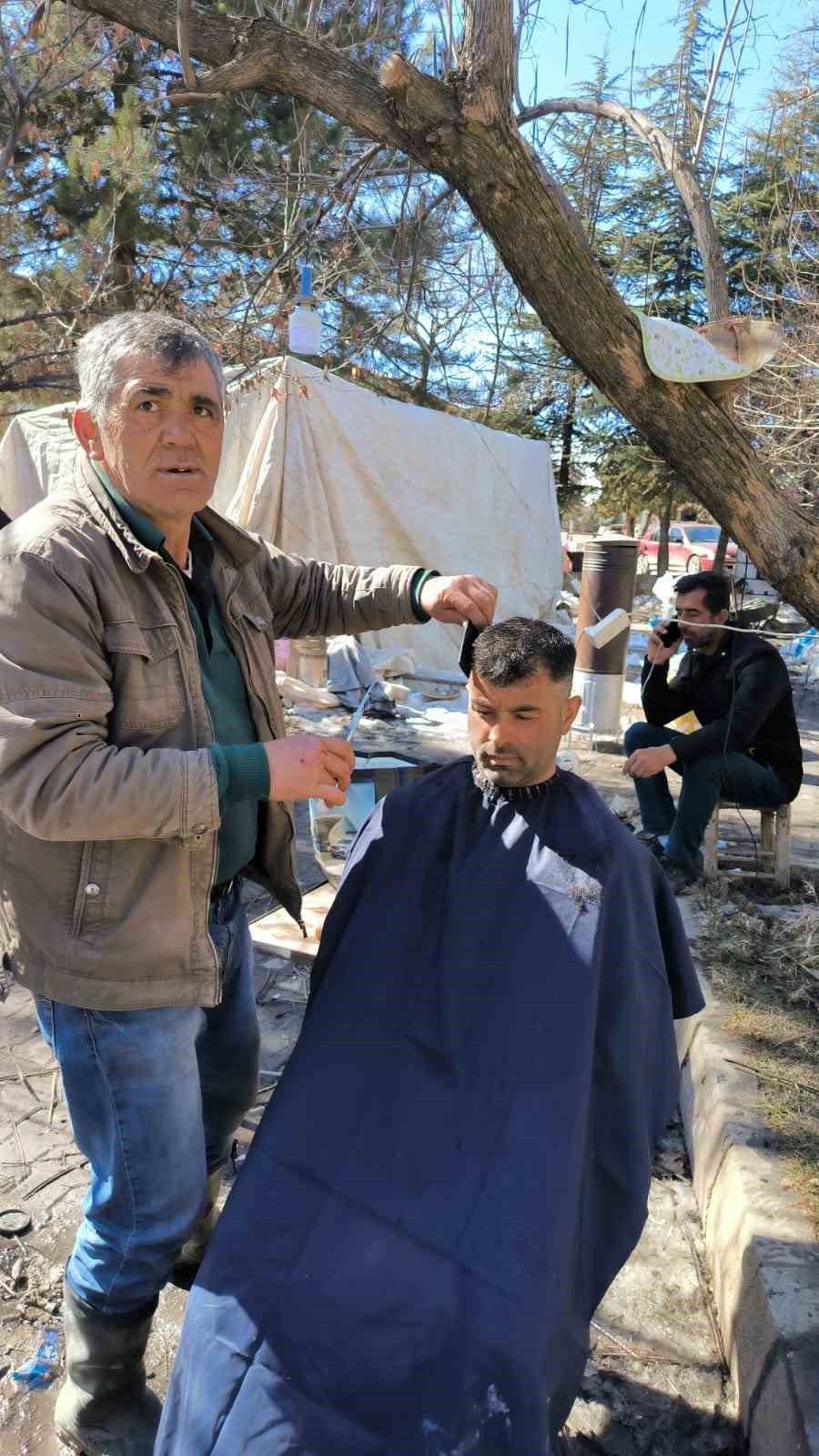 Malatyalı Depremzede Berberden Ücretsiz Tıraş