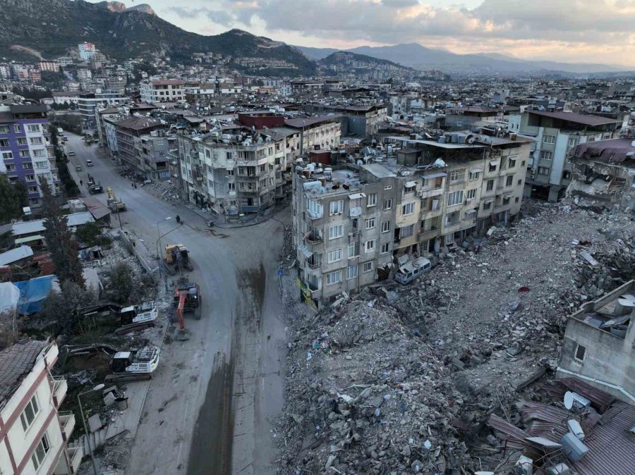 Hatay’da Hasarlı Evlerin İçi Dron İle Görüntülendi