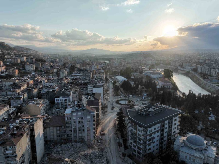 Hatay’da Hasarlı Evlerin İçi Dron İle Görüntülendi