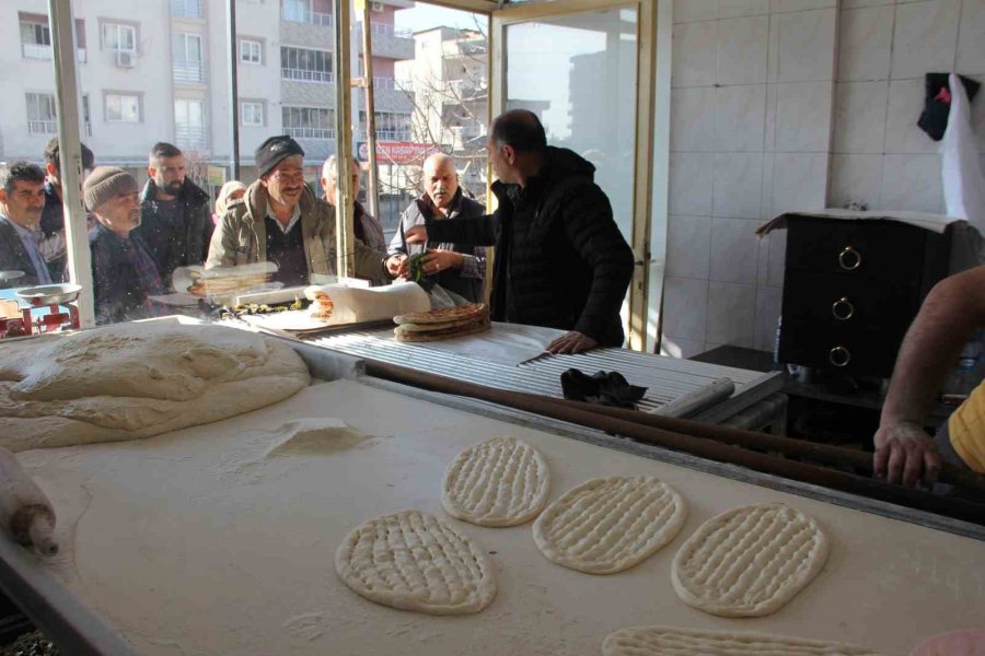 Taş Fırınlarda Pide Ekmek Yapımına Başlanıldı