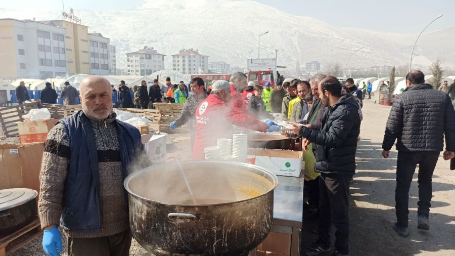 Anne, Baba Ve 2 Çocuğunu Kaybetti, Depremzedelere Yardıma Koştu