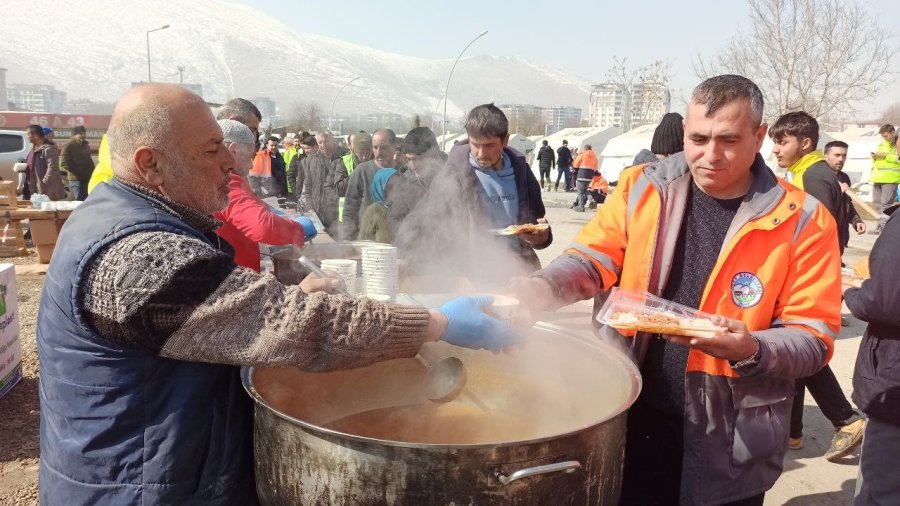 Anne, Baba Ve 2 Çocuğunu Kaybetti, Depremzedelere Yardıma Koştu