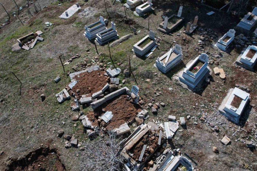 Kahramanmaraş’ta Meydana Gelen Depremler Mezarlıkları Da Tahrip Etti