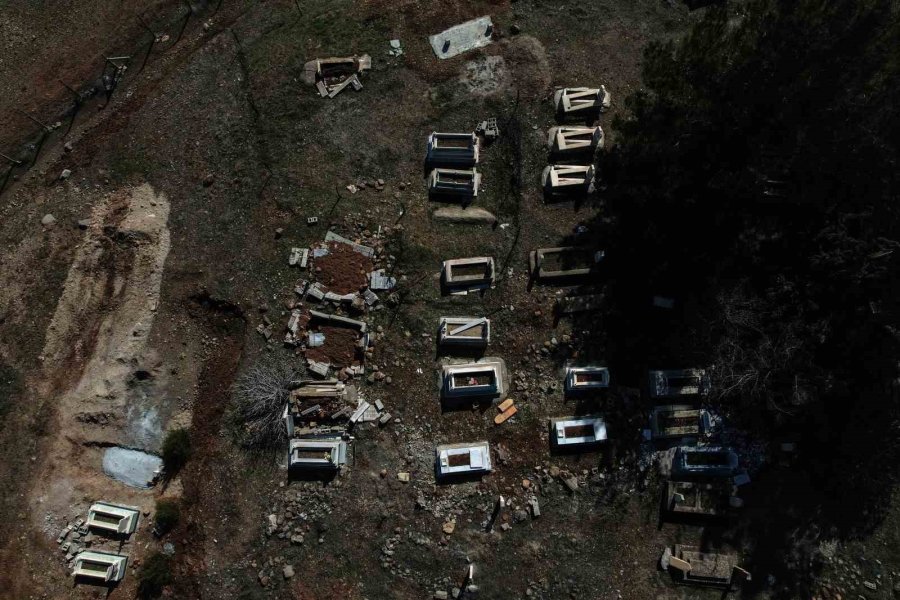 Kahramanmaraş’ta Meydana Gelen Depremler Mezarlıkları Da Tahrip Etti