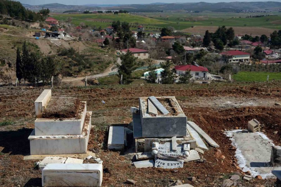 Kahramanmaraş’ta Meydana Gelen Depremler Mezarlıkları Da Tahrip Etti