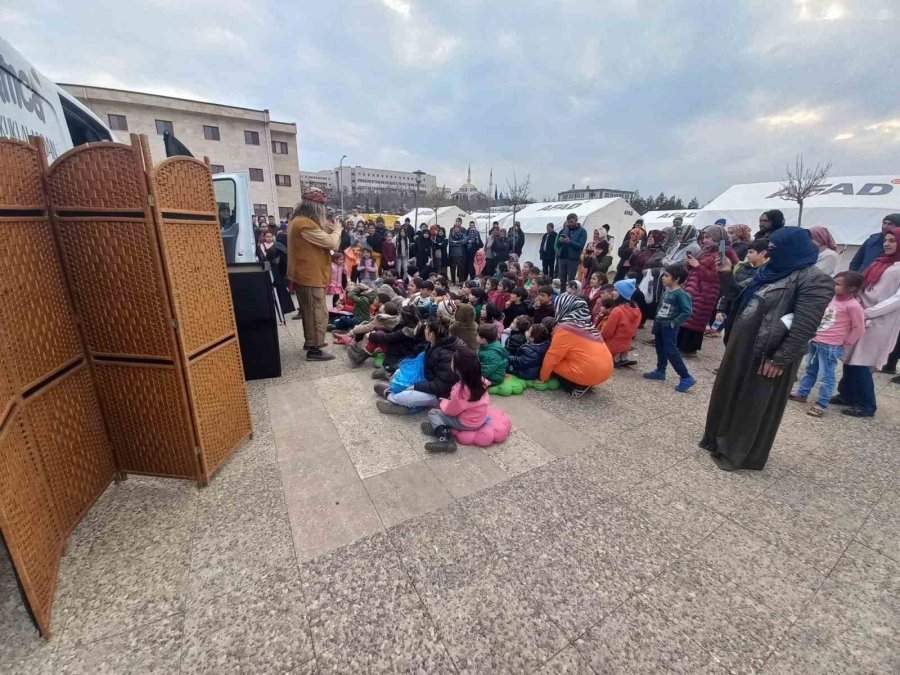 Depremzede Çocuklara ‘meddah Amca’dan Masallar"