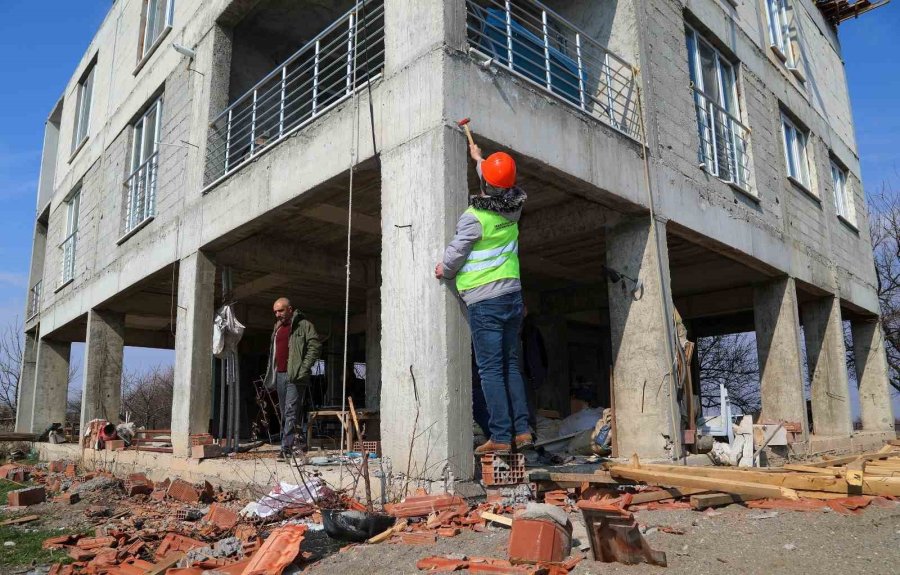 Van Büyükşehir Belediyesi Deprem Bölgesinde Var Gücüyle Çalışıyor