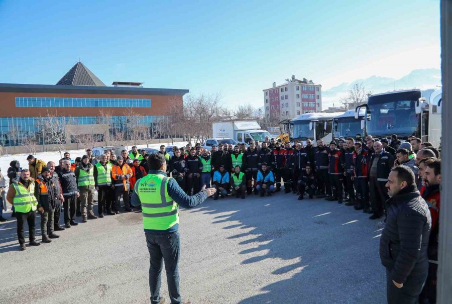 Van Büyükşehir Belediyesi Deprem Bölgesinde Var Gücüyle Çalışıyor