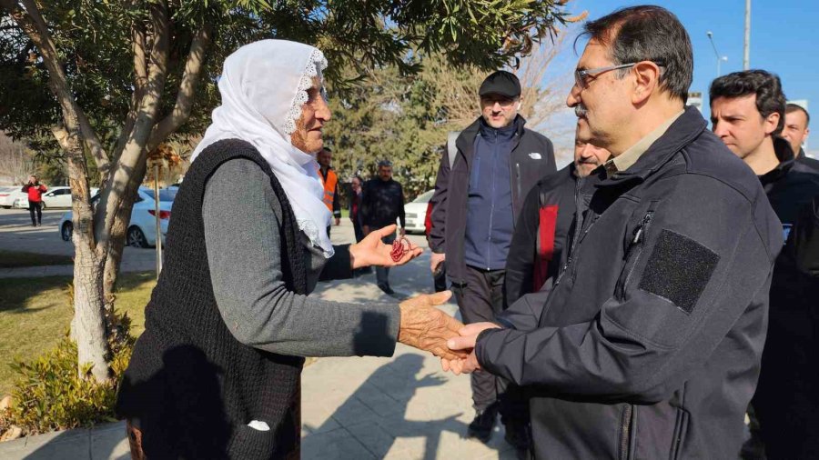 Bakan Dönmez, Depremzedeleri Ziyaret Etti