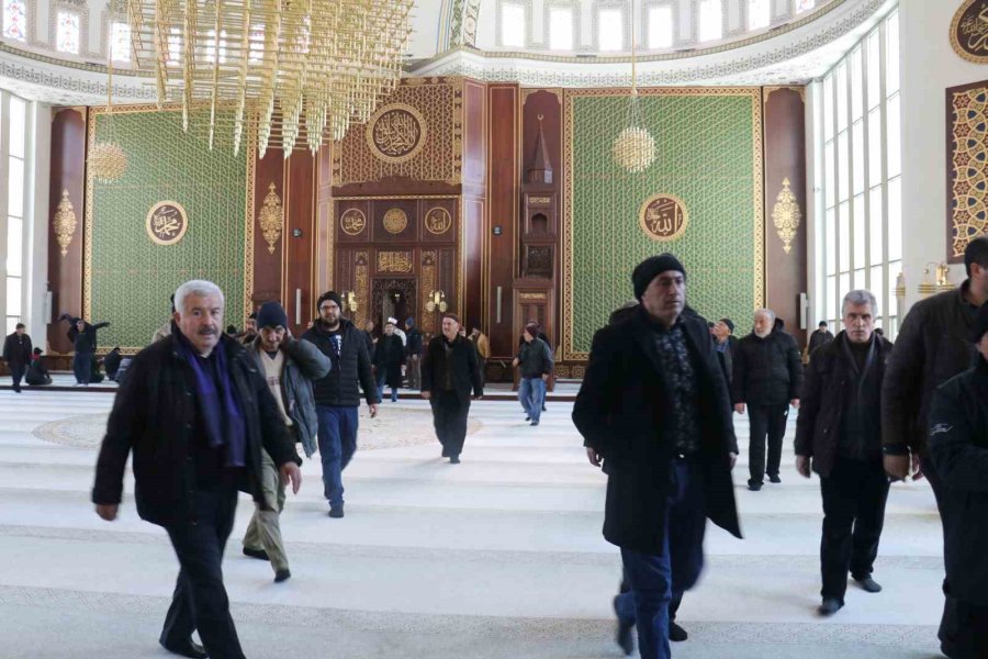 Depremde Yaşlı Adamın Kedisini Kurtarma Anı Yürekleri Isıttı