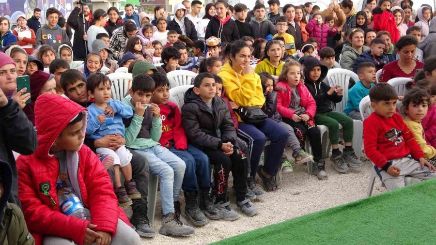 Depremzede Çocuklar Çadır Kentlerde Böyle Eğleniyor