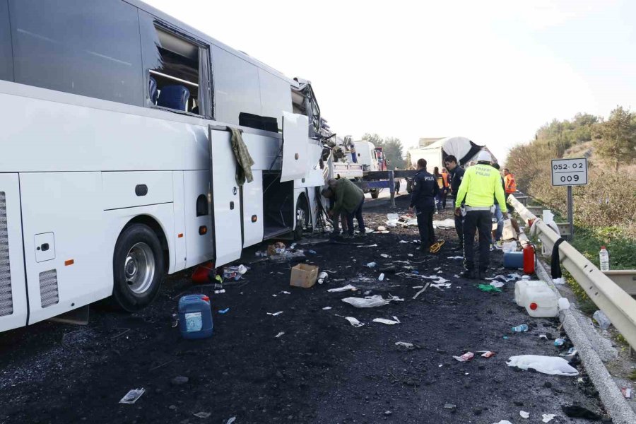 Depremzedeleri Taşıyan Otobüs Kaza Yaptı: 2 Ölü, 6 Yaralı