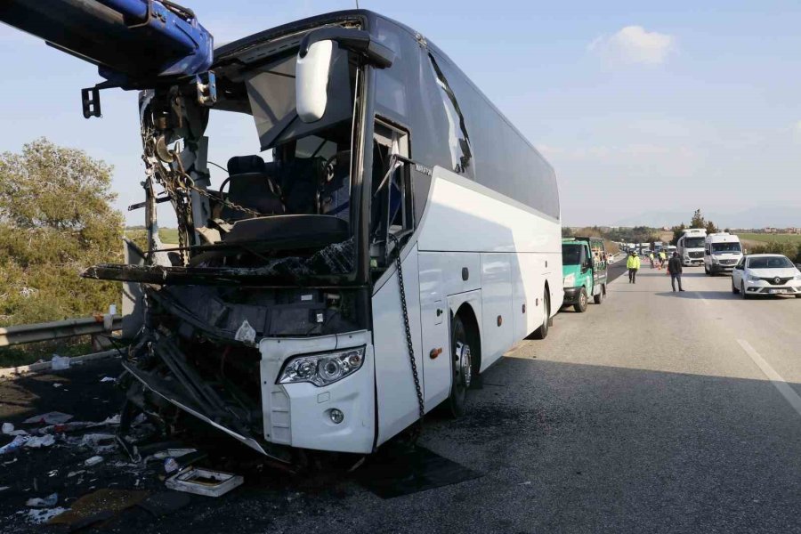 Depremzedeleri Taşıyan Otobüs Kaza Yaptı: 2 Ölü, 6 Yaralı