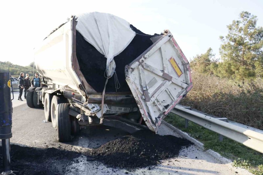 Depremzedeleri Taşıyan Otobüs Kaza Yaptı: 2 Ölü, 6 Yaralı