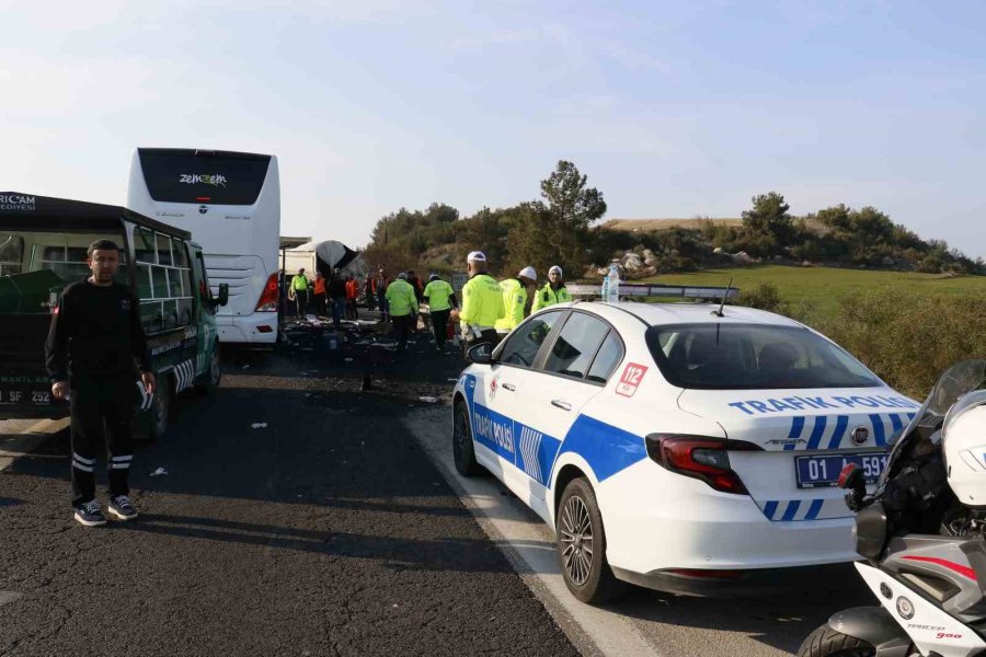 Depremzedeleri Taşıyan Otobüs Kaza Yaptı: 2 Ölü, 6 Yaralı