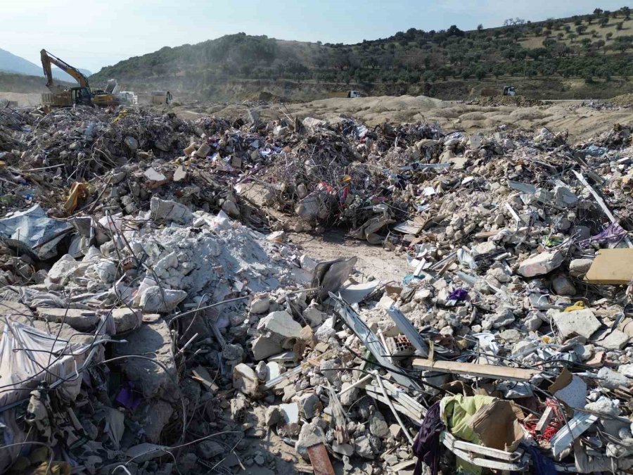 Enkaz Taşıyan Hafriyat Kamyonlarının Oluşturduğu Kuyruk Havadan Görüntülendi