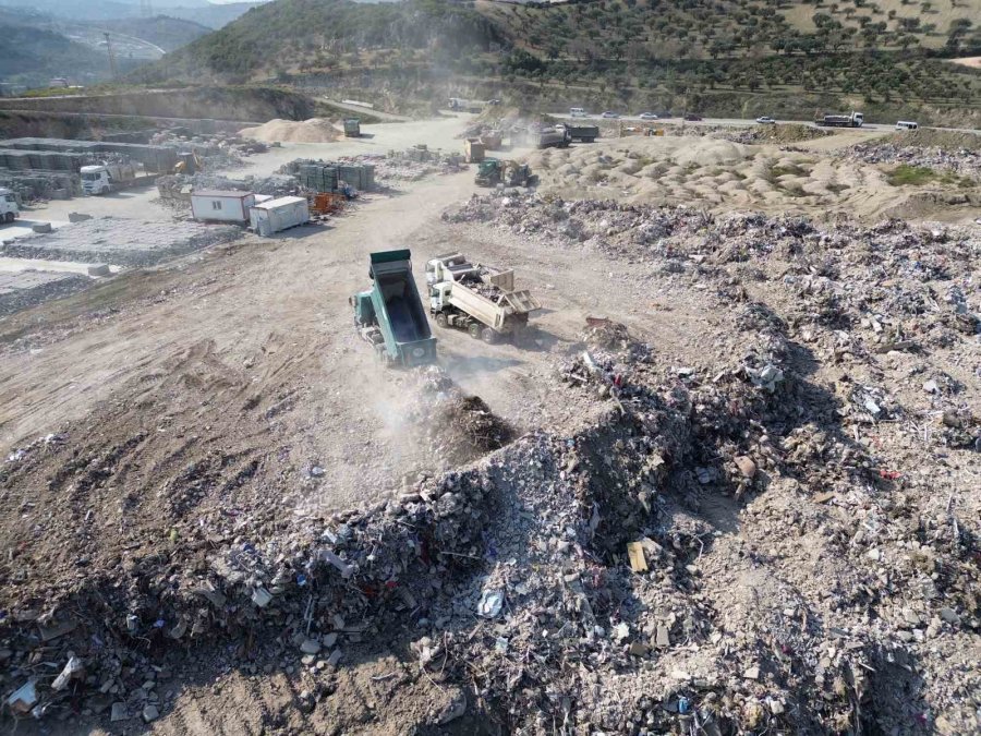 Enkaz Taşıyan Hafriyat Kamyonlarının Oluşturduğu Kuyruk Havadan Görüntülendi