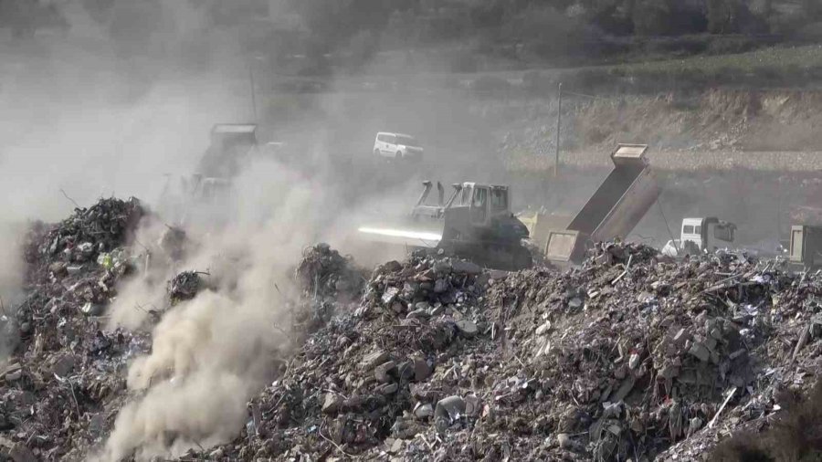 Enkaz Taşıyan Hafriyat Kamyonlarının Oluşturduğu Kuyruk Havadan Görüntülendi