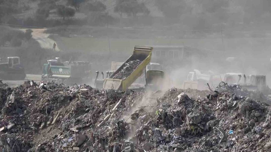 Enkaz Taşıyan Hafriyat Kamyonlarının Oluşturduğu Kuyruk Havadan Görüntülendi