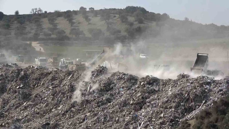 Enkaz Taşıyan Hafriyat Kamyonlarının Oluşturduğu Kuyruk Havadan Görüntülendi