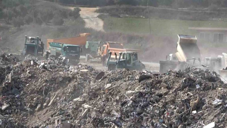 Enkaz Taşıyan Hafriyat Kamyonlarının Oluşturduğu Kuyruk Havadan Görüntülendi