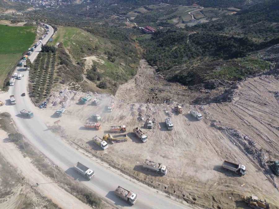 Enkaz Taşıyan Hafriyat Kamyonlarının Oluşturduğu Kuyruk Havadan Görüntülendi