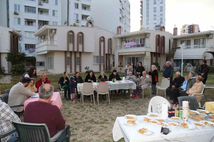 Depremzede Çift Mersin’de Dünya Evine Girdi