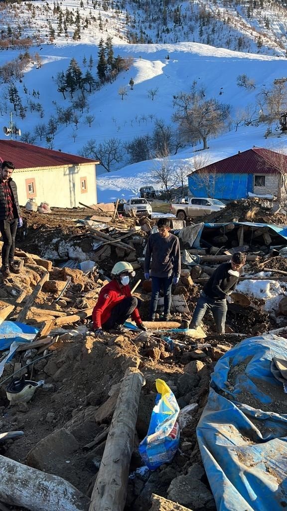 Depremin 17. Gününde 25 Hayvan Enkaz Altından Sağ Çıkarıldı