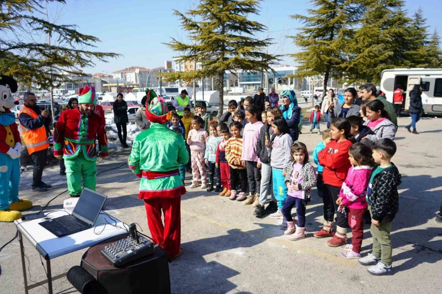 Çadırda Kalan Depremzede Çocuklara Moral