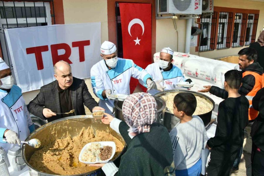 Vali Dağlı, Depremzedelere Sıcak Yemek Dağıttı