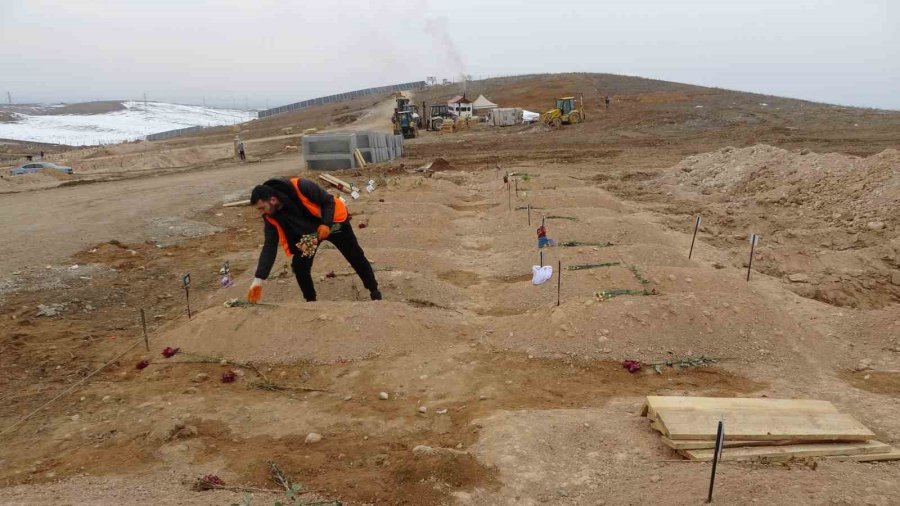 Depremde Kayan İki Dağın Altında Kalan 48 Kişi Hayatını Kaybetti