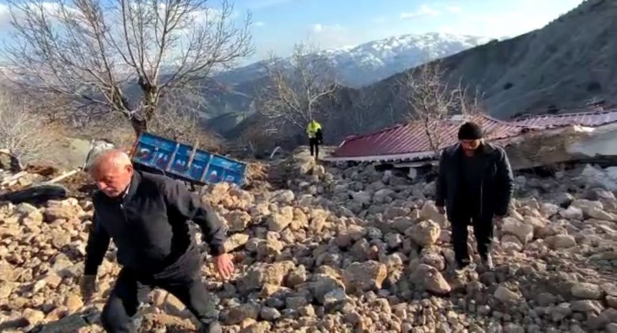 Deprem Bölgesi Malatya’da Heyelan, Bir Mezrayı Yuttu