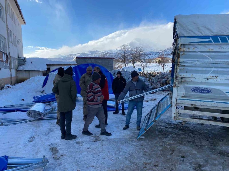 Depremzede Besicilere Hayvan Çadırı Desteği Verildi