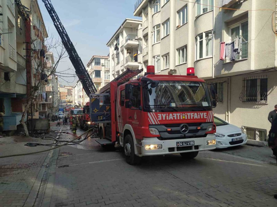 Esenyurt’ta Metruk Bir Binada Çıkan Yangın 3 Binaya Sirayet Etti