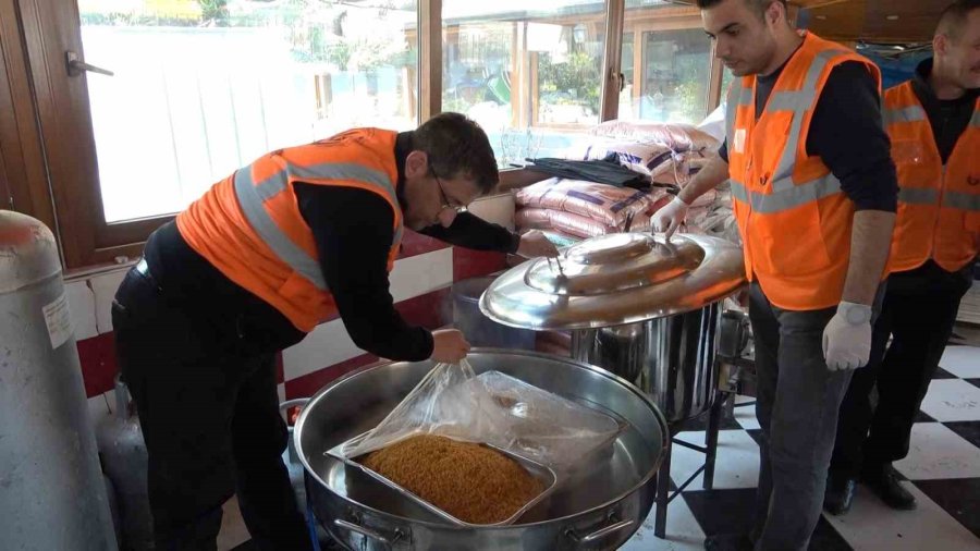 Gönüllü Aşçılar Günde 7 Bin 500 Kişilik Yemek Yaparak Dağıtıyor