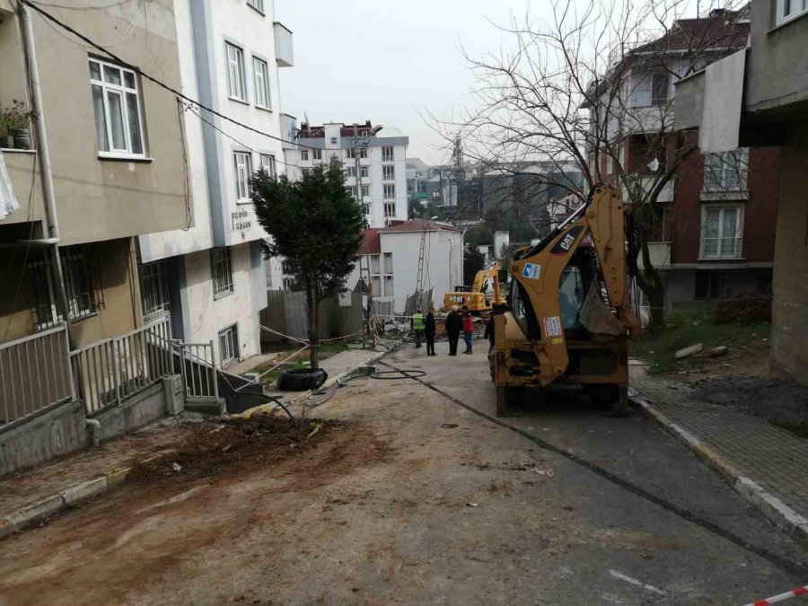 Pendik’te Çökme Meydana Gelen Yolda Kazı Çalışmaları Devam Ediyor