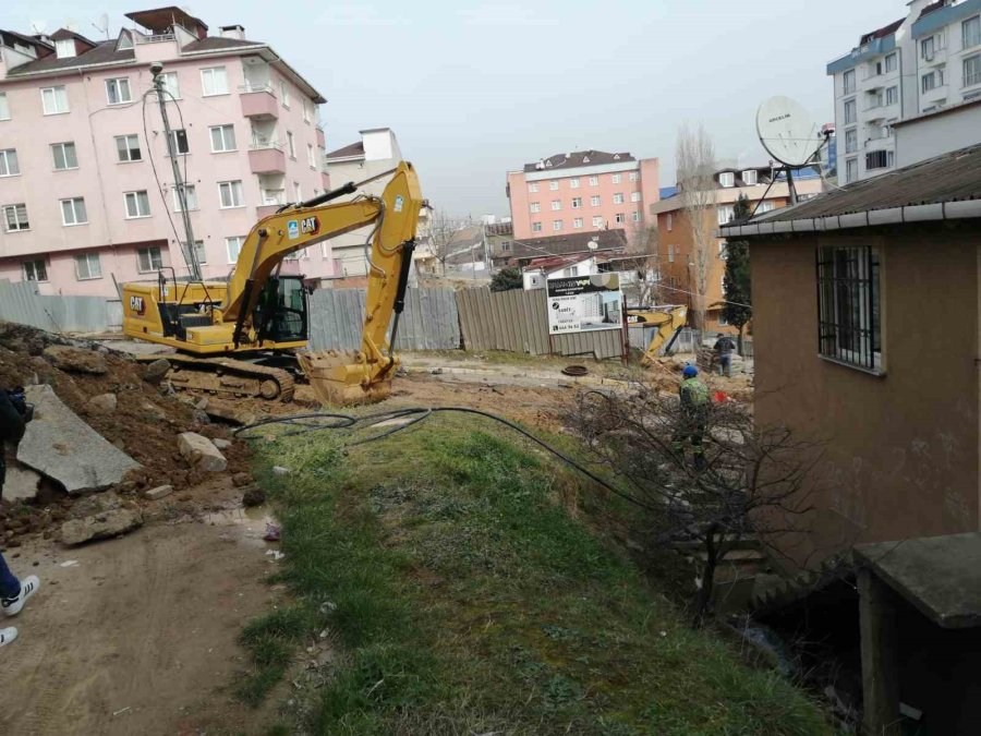 Pendik’te Çökme Meydana Gelen Yolda Kazı Çalışmaları Devam Ediyor