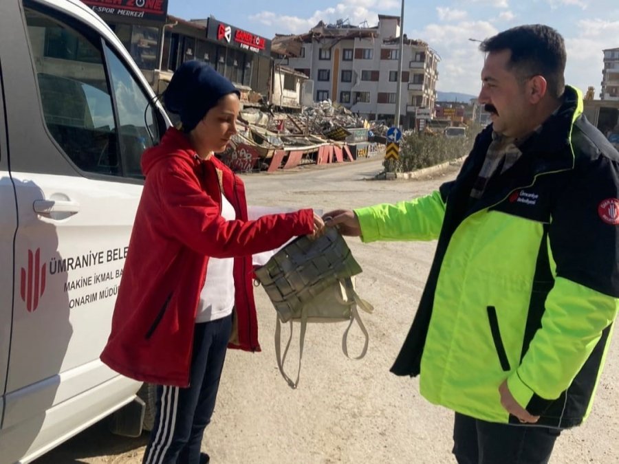 Ekiplerin Enkazda Bulduğu Çantanın Sahibine Sosyal Medyadan Ulaşıldı