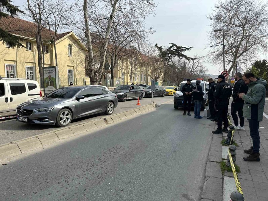 Üsküdar’da Motorlu 2 Kişi Güpegündüz Araç Kurşunladı